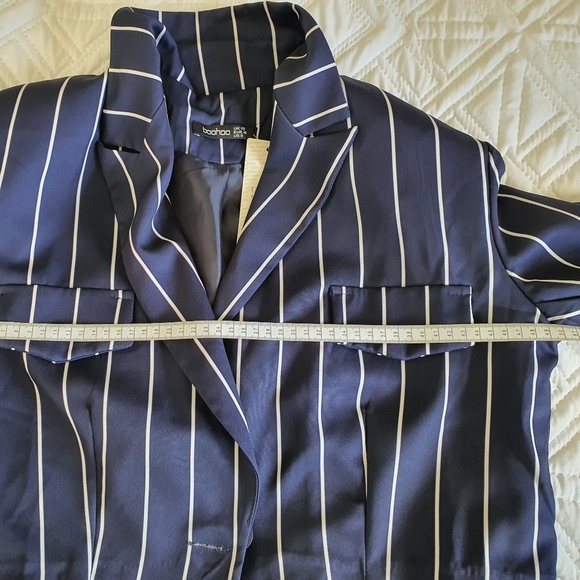 Boohoo Cropped Power Shoulder Pinstripe Blazer - Picture 9 of 10
